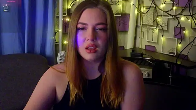 Snapshot of Grace_Fantasy chatting on 10-23-25, 10:19 Grace Fantasy online show from 10-23-25, 10:19