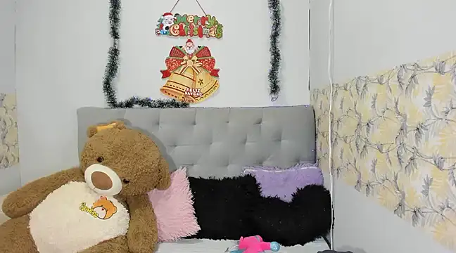 Snapshot of Emma-Wilson chatting on 12-17-24, 04:45 Emma-Wilson online show from 12-17-24, 04:45