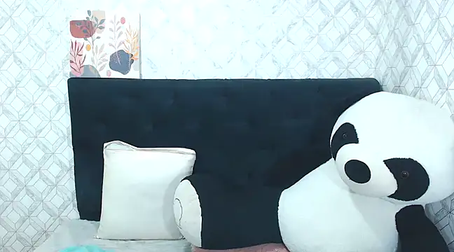 Snapshot of Emma-Wilson chatting on 02-06-25, 11:43 Emma-Wilson online show from 02-06-25, 11:43