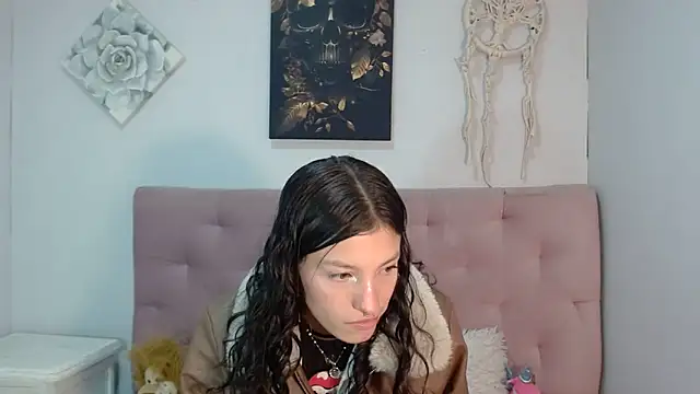 Snapshot of Emma-Wilson chatting on 03-19-25, 07:17 Emma-Wilson online show from 03-19-25, 07:17