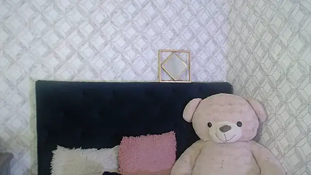 Snapshot of Emma-Wilson chatting on 10-06-25, 04:21 Emma-Wilson online show from 10-06-25, 04:21