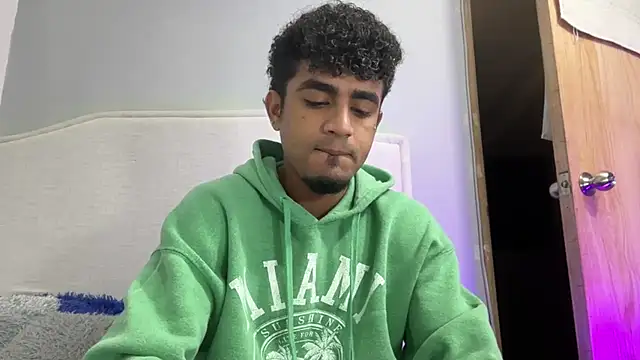 Snapshot of dominic_brandd23 chatting on 11-11-25, 08:14 dominic brandd23 online show from 11-11-25, 08:14