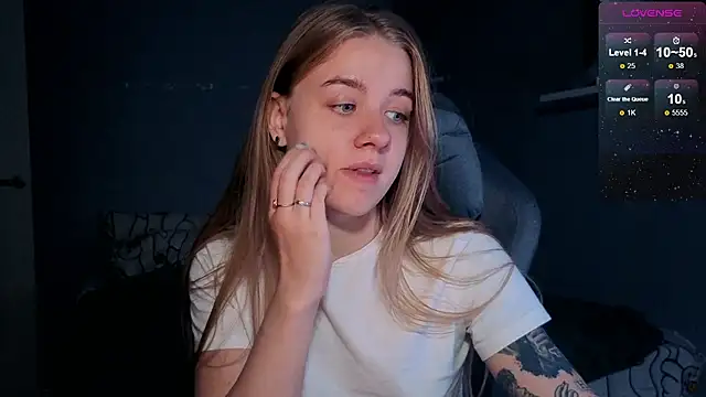 Snapshot of candy_maggie chatting on 10-28-25, 06:21 candy maggie online show from 10-28-25, 06:21