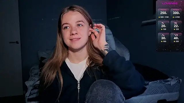 Snapshot of candy_maggie chatting on 11-06-25, 03:02 candy maggie online show from 11-06-25, 03:02