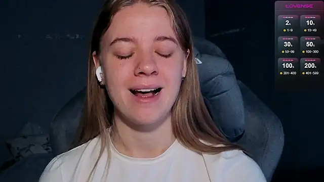 Snapshot of candy_maggie chatting on 11-13-25, 05:12 candy maggie online show from 11-13-25, 05:12