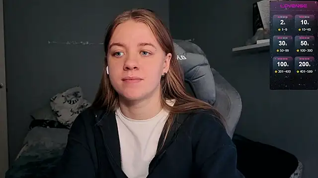 Snapshot of candy_maggie chatting on 11-14-25, 08:13 candy maggie online show from 11-14-25, 08:13