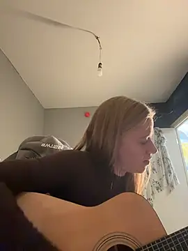 Snapshot of candy_maggie chatting on 11-16-25, 07:41 candy maggie online show from 11-16-25, 07:41