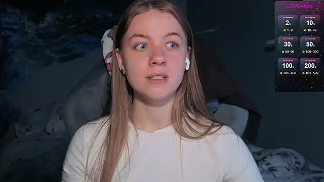 Snapshot of candy_maggie chatting on 11-25-25, 05:57 candy maggie online show from 11-25-25, 05:57