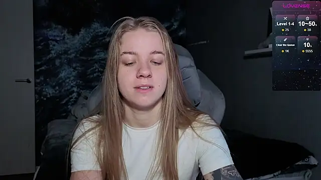 Snapshot of candy_maggie chatting on 12-15-25, 05:17 candy maggie online show from 12-15-25, 05:17