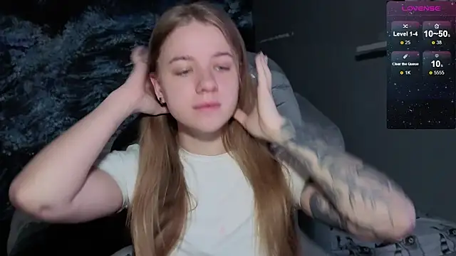 Snapshot of candy_maggie chatting on 12-17-25, 01:17 candy maggie online show from 12-17-25, 01:17