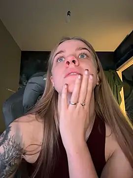 Snapshot of candy_maggie chatting on 01-10-26, 01:02 candy maggie online show from 01-10-26, 01:02