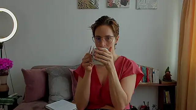 Snapshot of cuddlingbunny chatting on 01-19-25, 04:36 cuddlingbunny online show from 01-19-25, 04:36