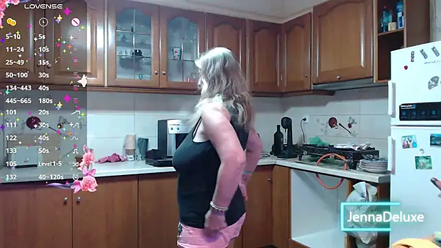 Snapshot of JennaDeluxe chatting on 06-13-26, 07:06 JennaDeluxe online show from 06-13-26, 07:06
