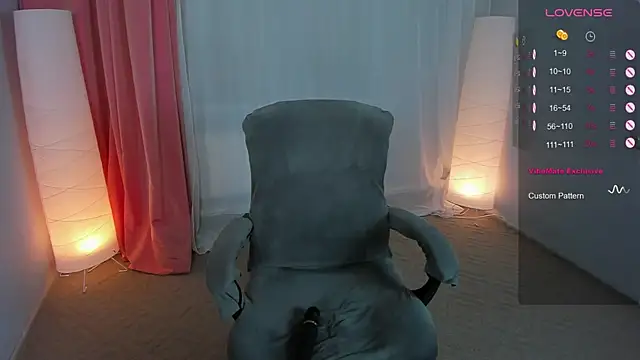 Snapshot of Roxy_____ chatting on 02-21-25, 02:50 Roxy online show from 02-21-25, 02:50