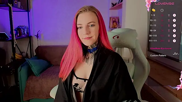 Snapshot of Roxy_____ chatting on 11-17-25, 06:30 Roxy online show from 11-17-25, 06:30