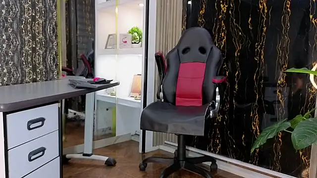 MissEscarleth online show from 10-21-25, 02:56