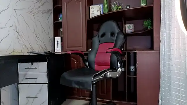 MissEscarleth online show from 11-28-25, 02:47