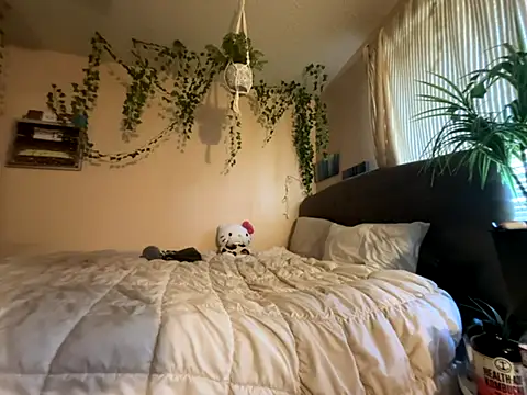 Snapshot of magicalc00ch chatting on 10-04-25, 04:05 magicalc00ch online show from 10-04-25, 04:05