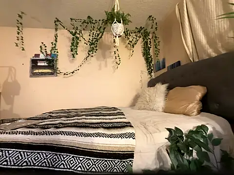 Snapshot of magicalc00ch chatting on 11-18-25, 01:33 magicalc00ch online show from 11-18-25, 01:33