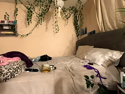 Snapshot of magicalc00ch chatting on 12-16-25, 03:44 magicalc00ch online show from 12-16-25, 03:44