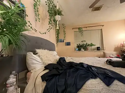 Snapshot of magicalc00ch chatting on 12-23-25, 01:36 magicalc00ch online show from 12-23-25, 01:36