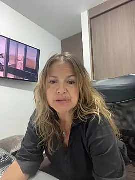 Snapshot of Leyna_liu chatting on 03-23-25, 03:10 Leyna liu online show from 03-23-25, 03:10