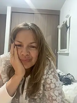 Snapshot of Leyna_liu chatting on 09-14-25, 02:00 Leyna liu online show from 09-14-25, 02:00