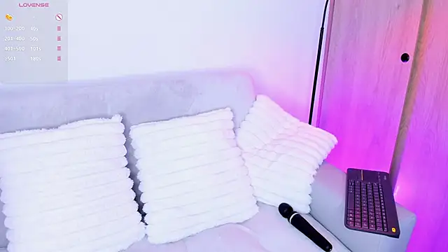 Snapshot of meow_moon_ chatting on 10-27-25, 11:25 meow moon online show from 10-27-25, 11:25