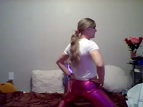 Snapshot of JessicaFitney chatting on 01-25-25, 02:04 JessicaFitney online show from 01-25-25, 02:04