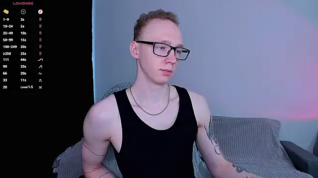 Snapshot of Alex_silents chatting on 06-18-26, 02:43 Alex silents online show from 06-18-26, 02:43