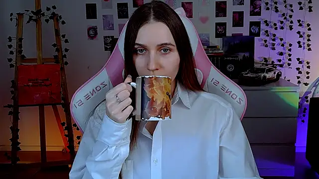 Snapshot of AliceCharmy chatting on 09-18-25, 04:42 AliceCharmy online show from 09-18-25, 04:42