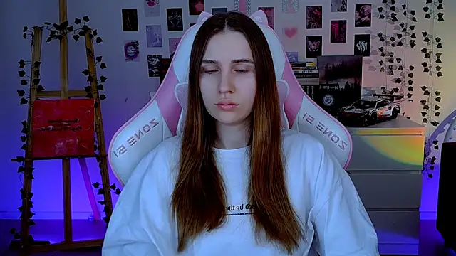 Snapshot of AliceCharmy chatting on 10-18-25, 05:32 AliceCharmy online show from 10-18-25, 05:32