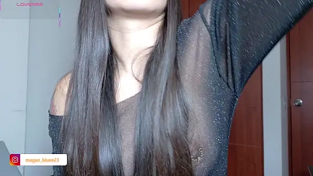 Snapshot of megan_bluee23 chatting on 12-18-25, 04:24 megan bluee23 online show from 12-18-25, 04:24