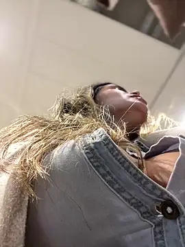 Snapshot of melanny10 chatting on 12-10-24, 01:11 melanny10 online show from 12-10-24, 01:11