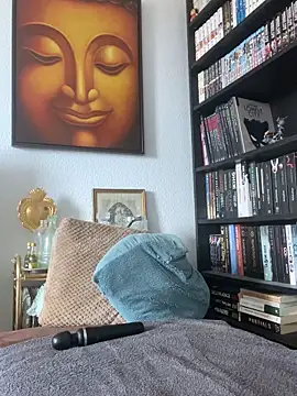 Luccreccia  online show from 10-20-25, 08:26