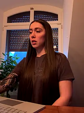 emiliasommer online show from 11-28-25, 03:47