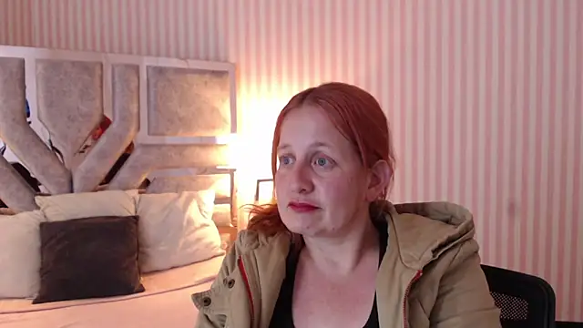 Snapshot of ViioletaMora chatting on 03-19-25, 01:32 ViioletaMora online show from 03-19-25, 01:32