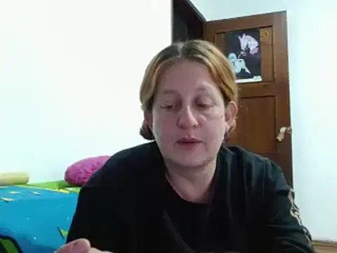 Snapshot of ViioletaMora chatting on 12-18-25, 08:09 ViioletaMora online show from 12-18-25, 08:09