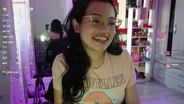 Snapshot of lauvelez__ chatting on 01-07-26, 08:11 lauvelez online show from 01-07-26, 08:11