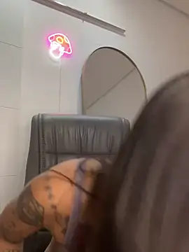 Snapshot of Nikatsu chatting on 02-19-25, 12:14 Nikatsu online show from 02-19-25, 12:14