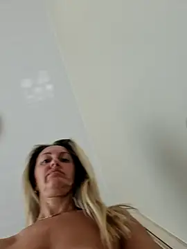 Miss    Mia  online show from 06-17-26, 07:00