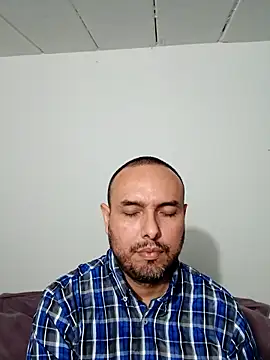 Snapshot of ElSunEagle chatting on 11-17-25, 04:51 ElSunEagle online show from 11-17-25, 04:51