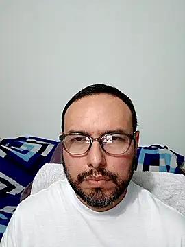 Snapshot of ElSunEagle chatting on 01-11-26, 04:28 ElSunEagle online show from 01-11-26, 04:28