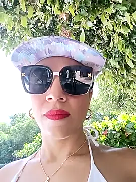 Snapshot of _joanne_and_oliver_ chatting on 11-12-25, 05:24 joanne and oliver online show from 11-12-25, 05:24