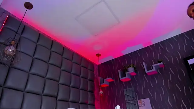 megan woll online show from 04-21-26, 07:39