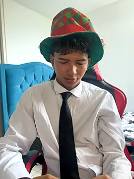 Snapshot of Leonarrrd_01 chatting on 12-05-25, 07:32 Leonarrrd 01 online show from 12-05-25, 07:32