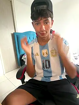 Snapshot of Leonarrrd_01 chatting on 12-17-25, 08:15 Leonarrrd 01 online show from 12-17-25, 08:15