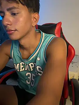 Snapshot of Leonarrrd_01 chatting on 02-25-26, 11:36 Leonarrrd 01 online show from 02-25-26, 11:36