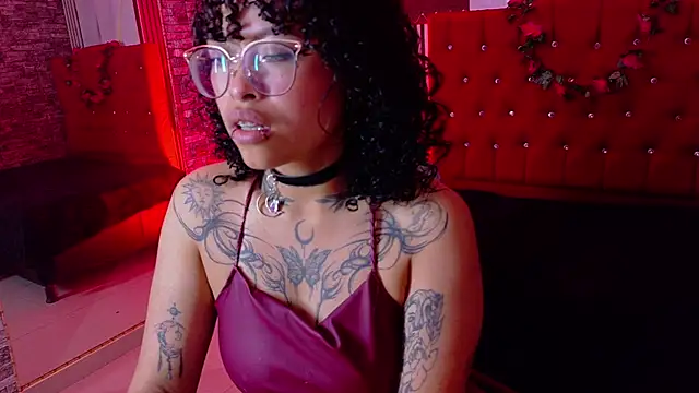 Snapshot of miahernadez303av chatting on 02-15-26, 04:31 miahernadez303av online show from 02-15-26, 04:31