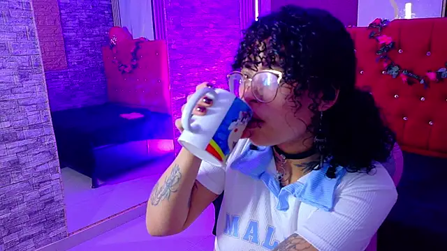 Snapshot of miahernadez303av chatting on 02-16-26, 03:02 miahernadez303av online show from 02-16-26, 03:02